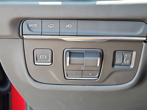 New 2025 Cadillac Escalade ESV Sport Platinum w/ LPO, ONYX Package image 17