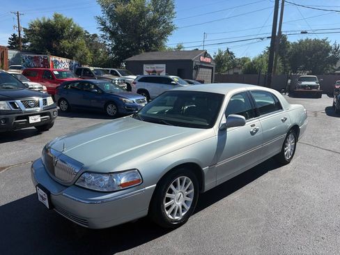 Used 2007 Lincoln Town Car Signature RWD image 2