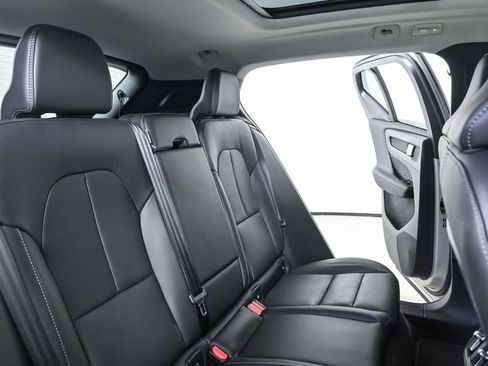Used 2025 Volvo XC40 B5 Plus image 23