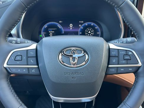 New 2025 Toyota Highlander Platinum image 26