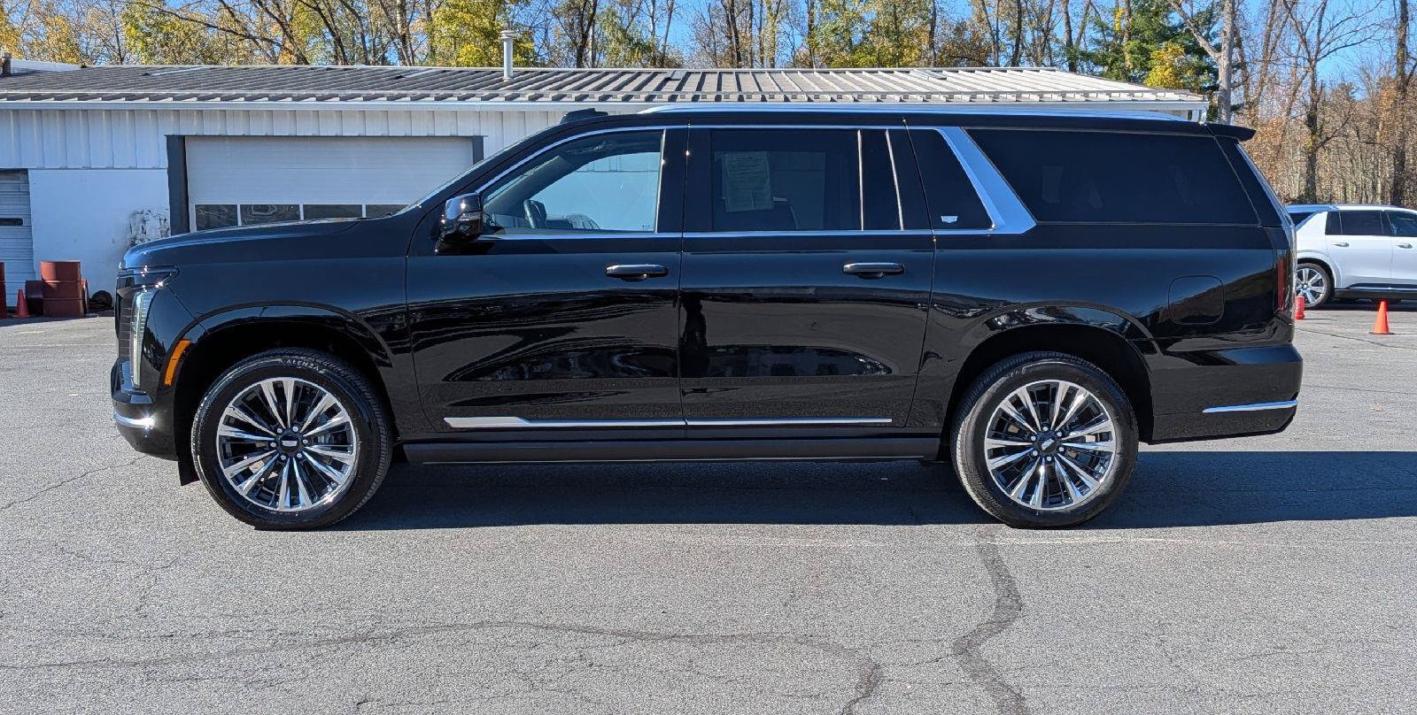 Used 2025 Cadillac Escalade ESV Premium Luxury AWD/4WD image 6
