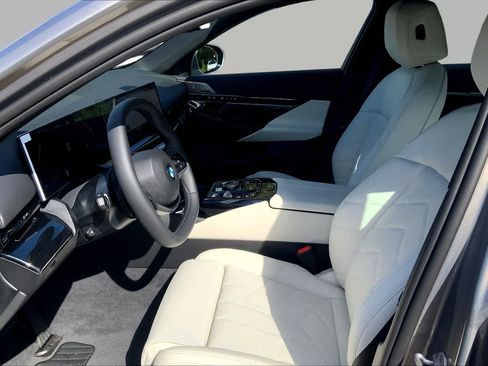 Used 2026 BMW 530i RWD image 7