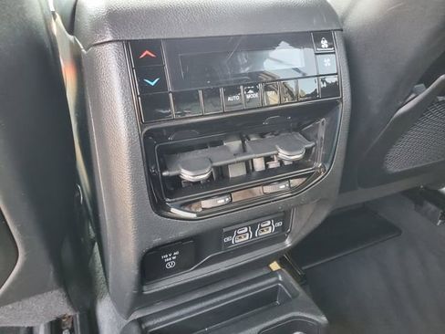 Used 2023 Jeep Grand Cherokee L Laredo image 40