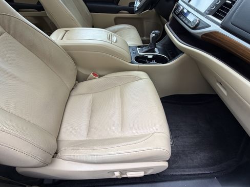 Used 2017 Toyota Highlander Limited Platinum FWD image 45