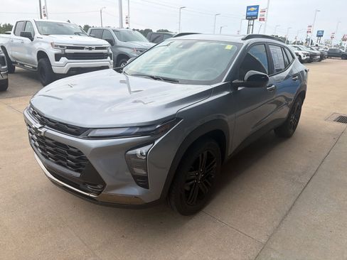 Used 2026 Chevrolet Trax ACTIV w/ Sunroof Package FWD image 2