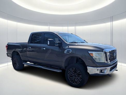 Used 2016 Nissan Titan SV image 2