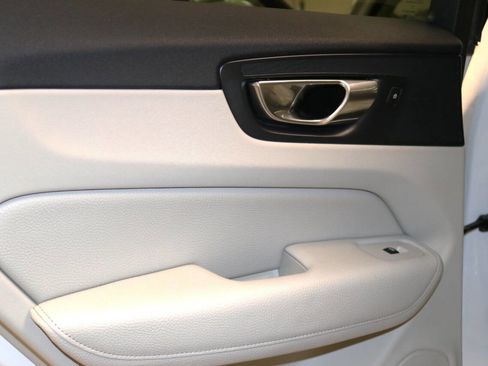 Used 2019 Volvo XC60 T5 Momentum w/ Premium Package image 56