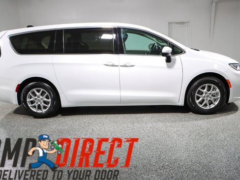 Used 2023 Chrysler Pacifica Touring-L FWD image 6