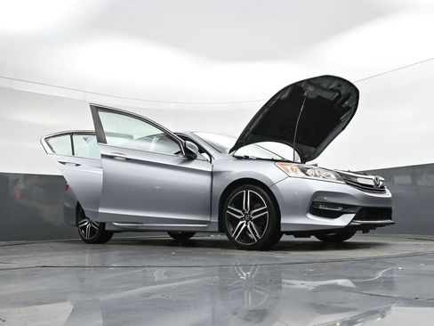 Used 2017 Honda Accord Sport image 45