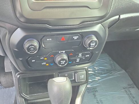 Used 2020 Jeep Renegade Latitude FWD image 22