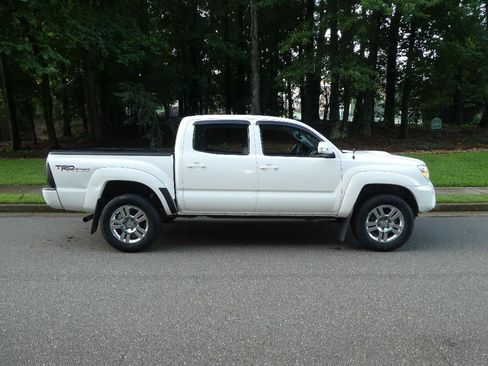 Used 2012 Toyota Tacoma PreRunner w/ TRD Sport Upgrade Pkg RWD image 2