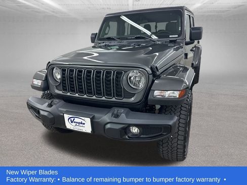 Used 2025 Jeep Gladiator Sport image 6