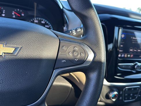 Used 2022 Chevrolet Traverse LS image 19