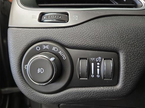 Used 2019 Jeep Cherokee Latitude Plus w/ Cold Weather Group image 28