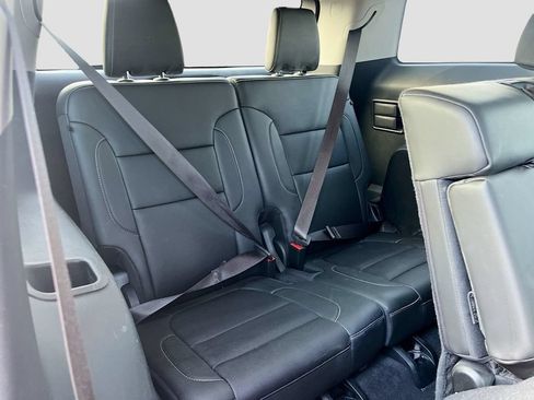 Used 2023 GMC Acadia SLT FWD image 29