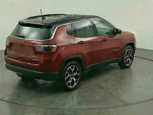 Used 2025 Jeep Compass Limited image 9