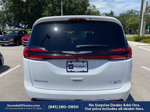 Used 2026 Chrysler Pacifica Limited FWD image 31