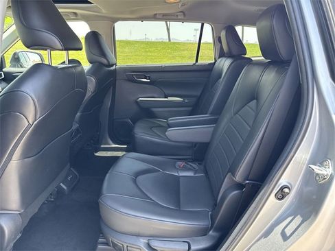 Used 2022 Toyota Highlander XLE image 24