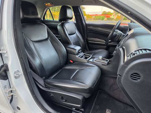Used 2017 Chrysler 300 Limited RWD image 12