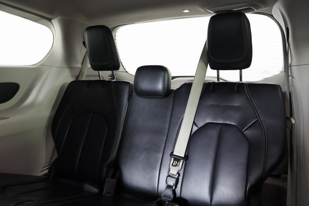 Used 2023 Chrysler Pacifica Touring-L FWD image 12