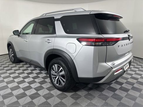 Used 2025 Nissan Pathfinder SL image 5