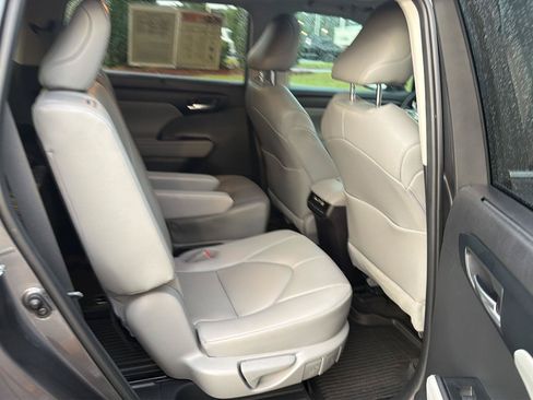 Used 2023 Toyota Highlander XLE FWD image 12