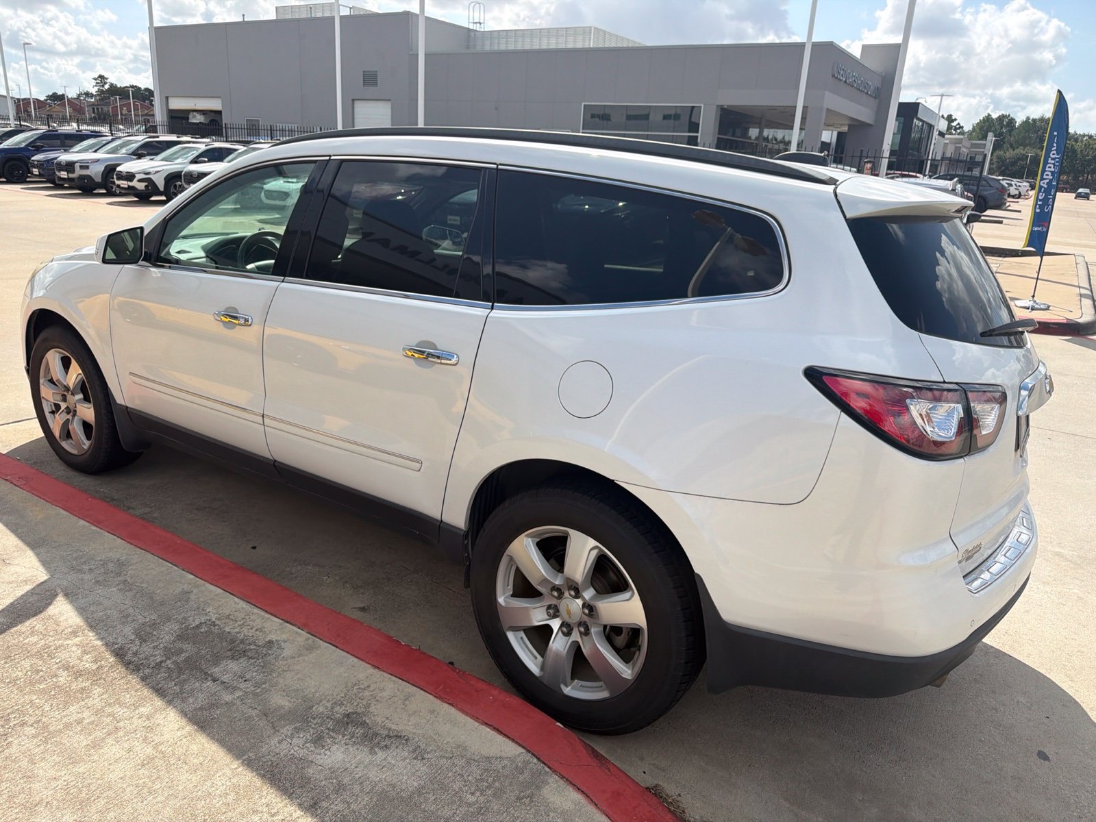Used 2016 Chevrolet Traverse LTZ FWD image 2