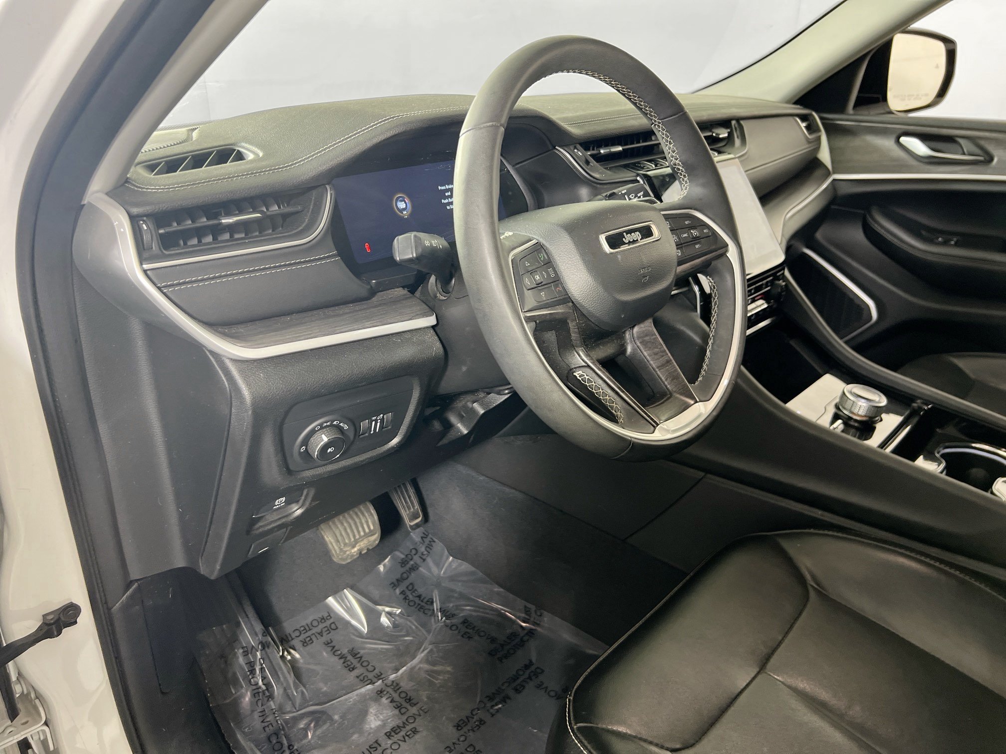Used 2023 Jeep Grand Cherokee Limited w/ Black Appearance Package AWD/4WD image 9
