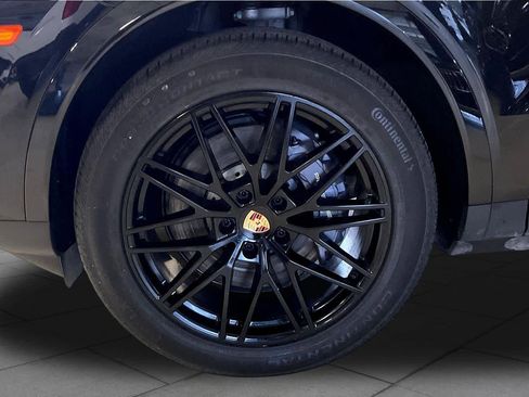 Used 2024 Porsche Cayenne image 9