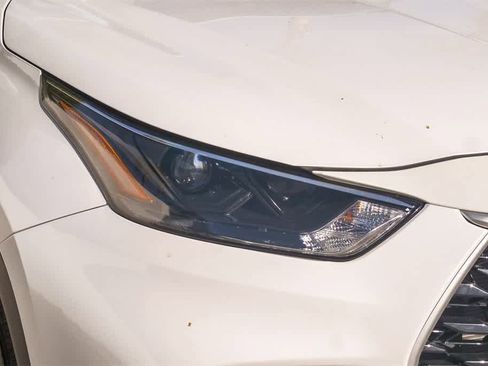 Used 2023 Toyota Highlander XLE image 4