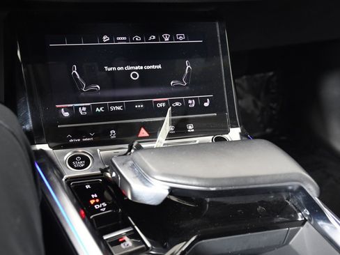 Used 2021 Audi e-tron Prestige w/ Prestige Package image 32