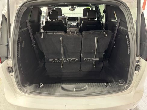 Used 2025 Chrysler Pacifica Select FWD image 8