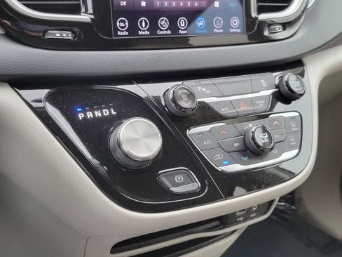 Used 2018 Chrysler Pacifica Touring-L image 29