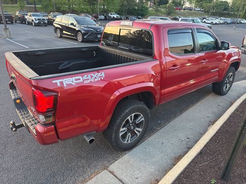 Used 2019 Toyota Tacoma TRD Sport AWD/4WD image 2