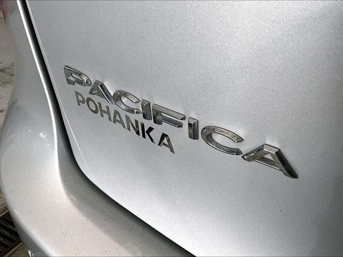 Used 2024 Chrysler Pacifica Touring-L image 7