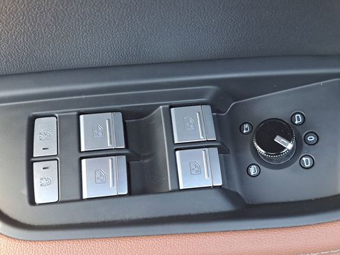 Used 2024 Audi Q8 e-tron Premium Plus w/ Premium Plus Package image 30