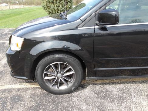 Used 2017 Dodge Grand Caravan SXT w/ Driver Convenience Group image 28