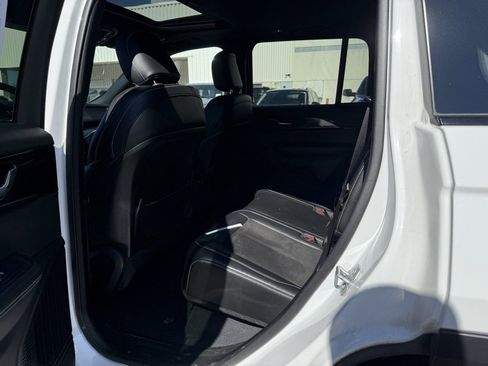 Used 2023 Jeep Grand Cherokee Altitude image 11