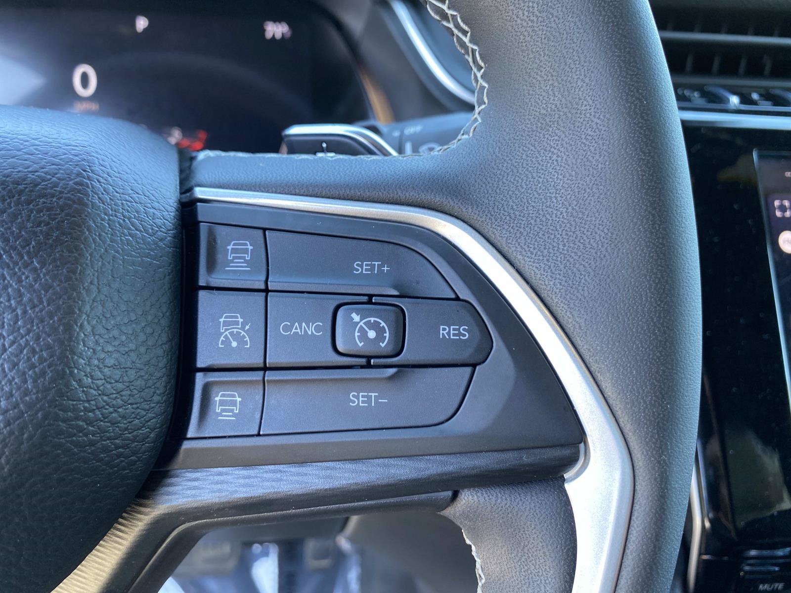 Used 2023 Jeep Grand Cherokee L Laredo AWD/4WD image 17