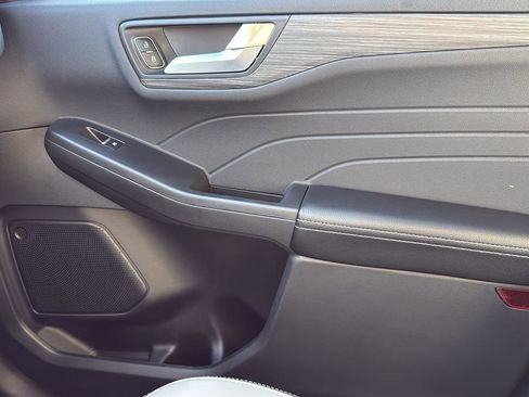 Certified 2025 Ford Escape Platinum w/ Class II Trailer Tow Package image 24