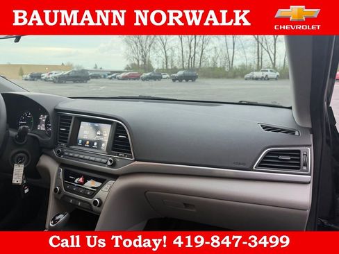 Used 2017 Hyundai Elantra SE image 23