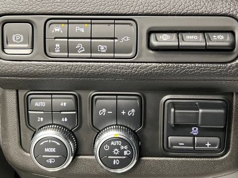Used 2022 GMC Yukon XL Denali w/ Advanced Technology Package AWD/4WD image 30