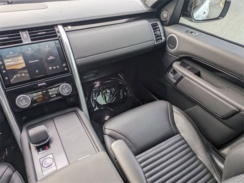 Used 2025 Land Rover Discovery S image 13