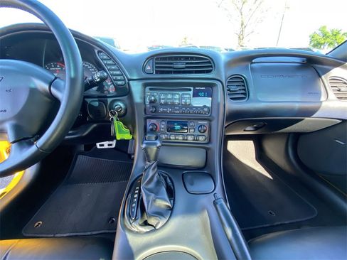 Used 2004 Chevrolet Corvette Coupe w/ Roof Package image 13