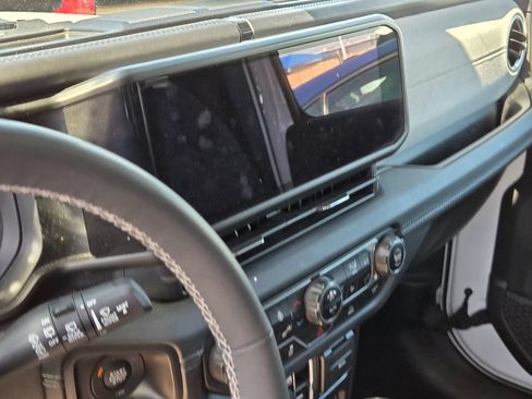 Used 2025 Jeep Wrangler Unlimited Sahara AWD/4WD image 8