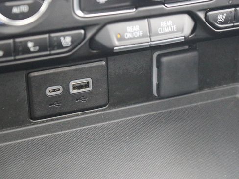 Used 2023 GMC Yukon SLT w/ SLT Premium Package image 32