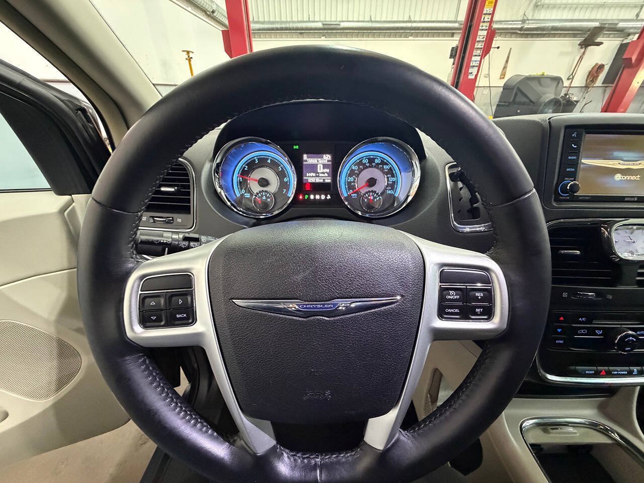 Used 2015 Chrysler Town & Country Touring FWD image 14