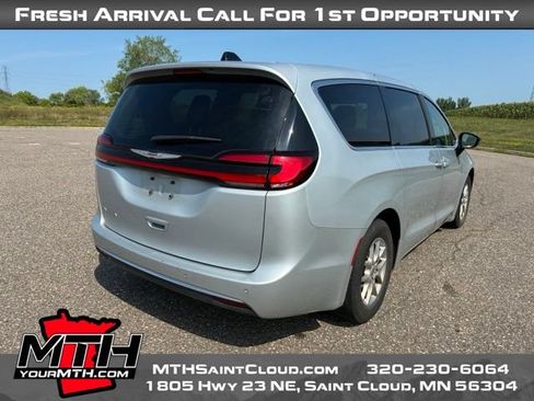 Used 2024 Chrysler Pacifica Touring-L FWD image 8