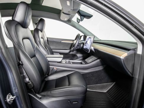 Used 2023 Tesla Model Y Long Range image 9