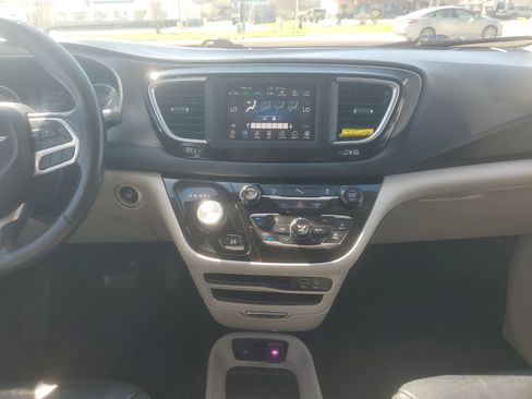 Used 2020 Chrysler Pacifica Touring-L image 10